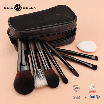 O kit de escovas de maquiagem da moda é a adição perfeita à sua coleção, um pequeno conjunto de escovas com bolsa cosmética com fecho.