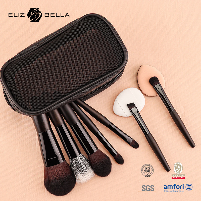 O kit de escovas de maquiagem da moda é a adição perfeita à sua coleção, um pequeno conjunto de escovas com bolsa cosmética com fecho.
